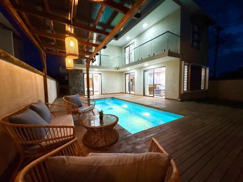 Prestigious villa with pool