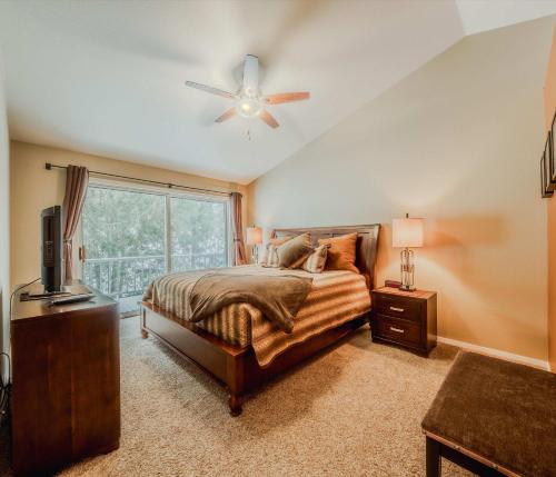 a bedroom with a bed and a ceiling fan at Meadow Lake Townhouse For 6ppl in Columbia Falls