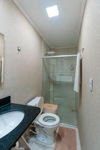 a bathroom with a toilet and a sink and a shower at REFÚGIO FAMILIAR Jampa JP in João Pessoa