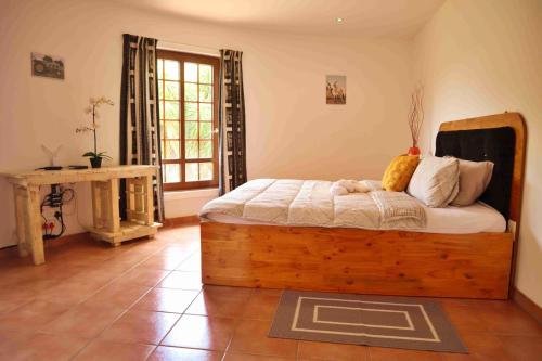 ein Schlafzimmer mit einem Holzbett in einem Zimmer in der Unterkunft Madlabeezy in Kempton Park