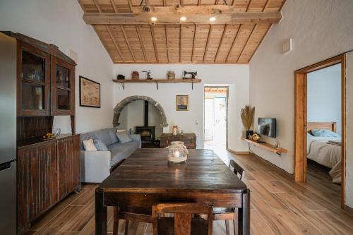a living room with a table and a couch at Villa Pico de Mafra in Mosteiros
