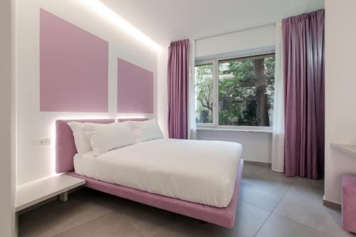 ein Schlafzimmer mit einem Bett und einem Fenster in der Unterkunft The Grove in Mailand