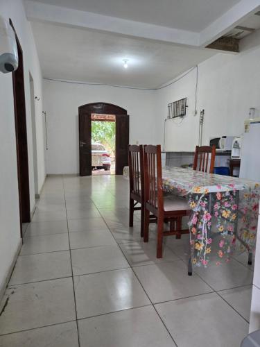 a kitchen and dining room with a table and chairs at Marahu Lindinhos in Belém