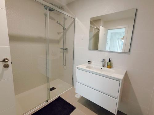 Elegant apartment with pool and parking by beBalmy