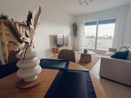 Elegant apartment with pool and parking by beBalmy