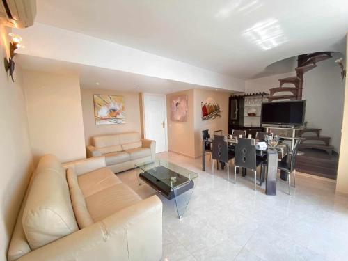 Ático con Piscina Privada y Vistas al Mar