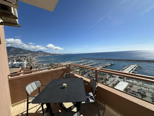 Ático con Piscina Privada y Vistas al Mar
