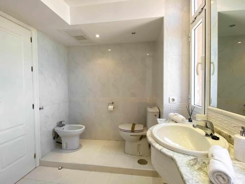 Ático con Piscina Privada y Vistas al Mar