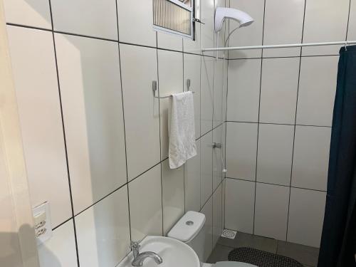 a small bathroom with a toilet and a shower at Pousada HG -101-Suíte in Vila Nova do Sul