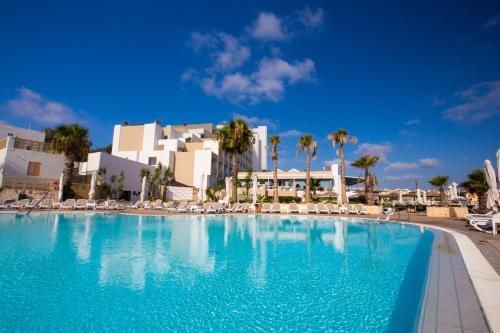 ein großer Pool vor einem Resort in der Unterkunft Salini Resort in St Paul's Bay