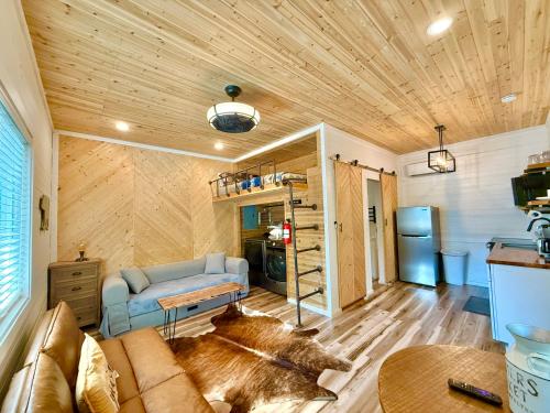 New Tiny cabin Hot tub Firepit Fenced yard photo 10