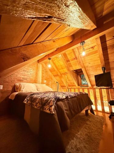 a bedroom with a bed in a room with wooden ceilings at Cabaña El real in Cedro
