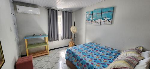 a small bedroom with a bed and a window at Casa Abade - 4 Quartos - Excelente Localização in Itacaré