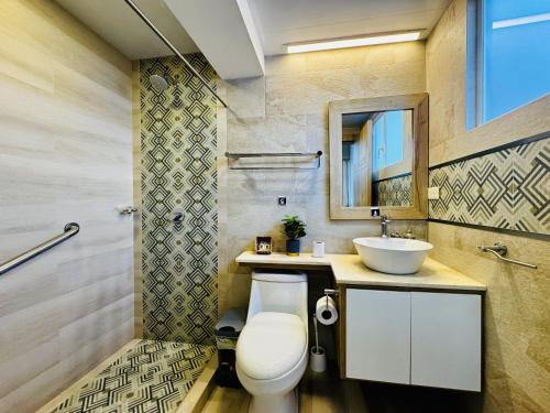 ein Badezimmer mit Toilette und Waschbecken in der Unterkunft Hotel Shalom in Riobamba