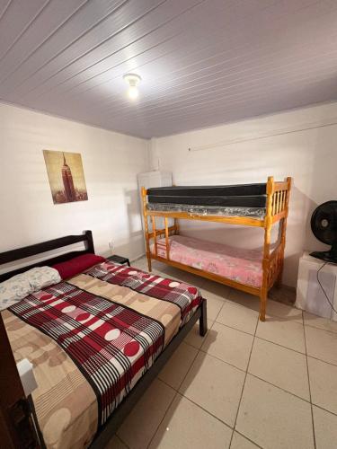 a bedroom with two bunk beds in a room at Chácara Pagliai e Bueno in Suzano
