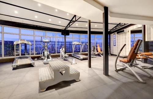een fitnessruimte met uitzicht op de oceaan bij ANEW Hotel Parktonian Johannesburg in Johannesburg