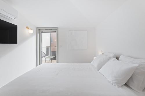 Modern 1BR Apartment - Brand New Bonjardim I