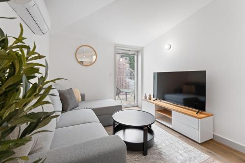 Modern 1BR Apartment - Brand New Bonjardim I