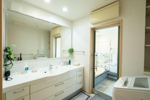 a bathroom with two sinks and a large mirror at 絆Kizuna in Yatomi 