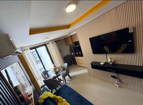 un soggiorno con un divano blu e una TV di Equipe a Santa Cruz de la Sierra