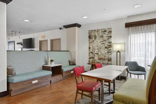 a room with a waiting room with a table and chairs at Hotel SLC in Salt Lake City