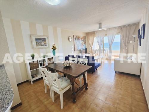 Appartement en bord de mer avec parking et piscine