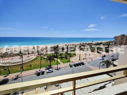 Appartement en bord de mer avec parking et piscine