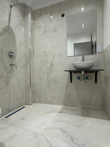 a bathroom with a sink and a shower at Temporario J & B in Paso de los Libres