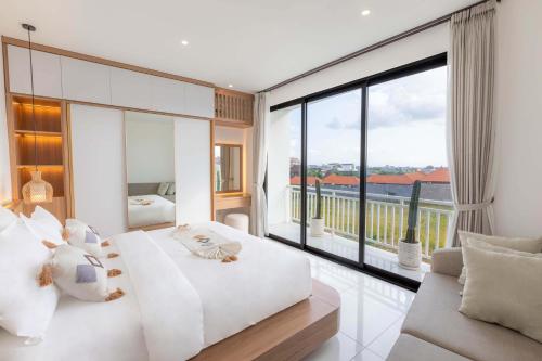 a bedroom with a bed and a large window at Kamaimo Villa in Canggu
