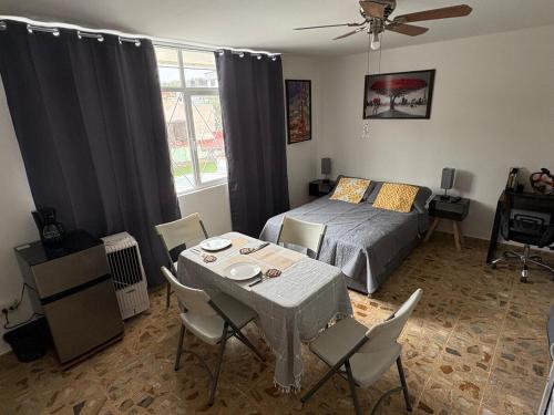 a bedroom with a bed and a table and chairs at Departamento Estudio C3 Centrico La Casona in Xalapa