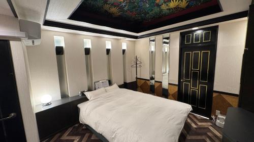 เตียงในห้องที่ ホテルスクイッドAdult only