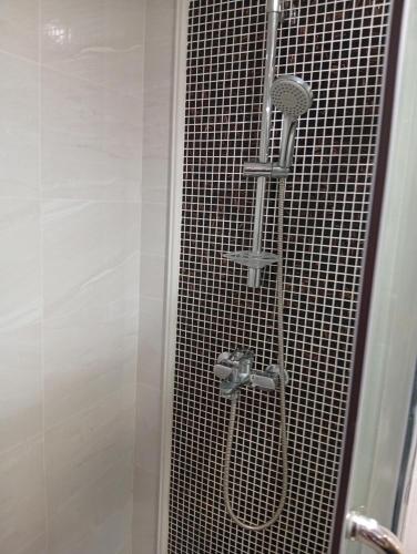 eine Dusche mit Duschkopf im Badezimmer in der Unterkunft Hollyday Condo in Sihanoukville