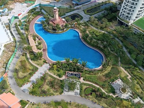 eine Draufsicht auf einen Pool in einem Resort in der Unterkunft Hollyday Condo in Sihanoukville