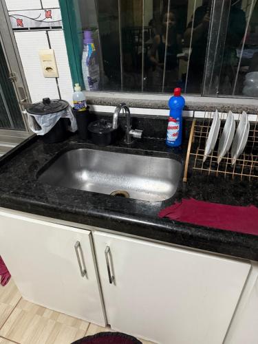 a kitchen counter with a sink in a kitchen at Casa temporada Capuba in Serra
