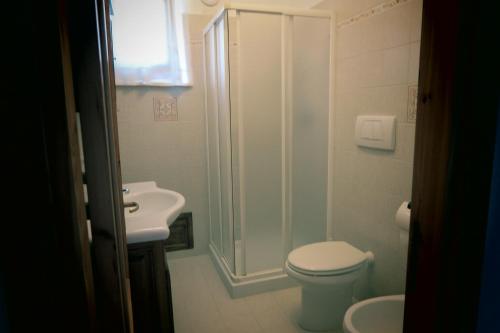La salle de bains est pourvue d'une douche, de toilettes et d'un lavabo. dans l'établissement Casa Monika, à Gasponi