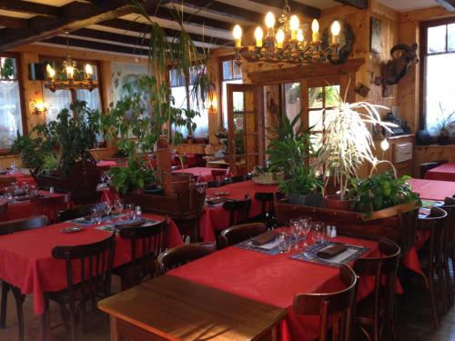 ห้องอาหารหรือที่รับประทานอาหารของ Les Touristes