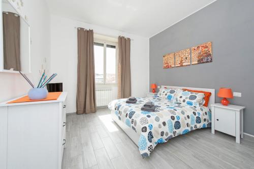ein weißes Schlafzimmer mit einem Bett und einem Fenster in der Unterkunft Lilli Home Holidays in Rom