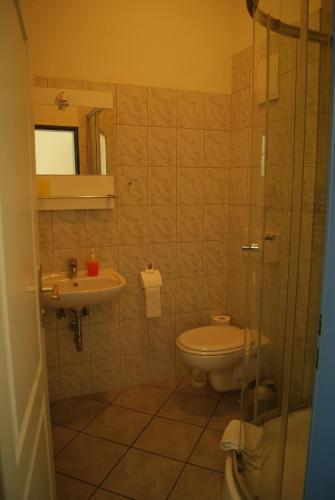 a bathroom with a toilet and a sink at Pension Waldeck in Göhren