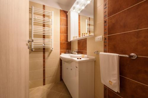 een badkamer met een wastafel en een spiegel bij Premium Wellness Institute in Boekarest