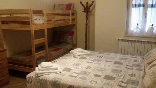 サン・チェザーレオにあるRoma Fuori Portaのベッドルーム1室(二段ベッド1組、タオル付)