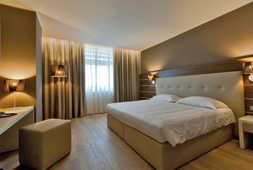 Una cama o camas en una habitación de Hotel Glamour