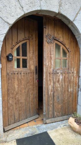 an entrance to a building with two wooden doors at Utsusabar baserria in Inza
