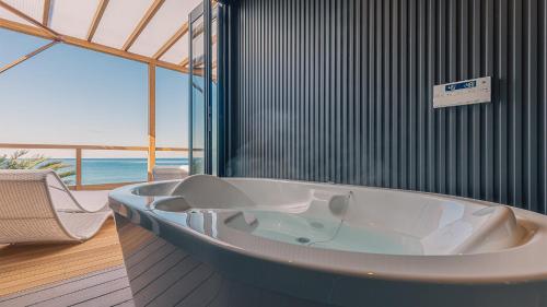 鋸南町にあるamaneの海が見える部屋にあるバスタブ