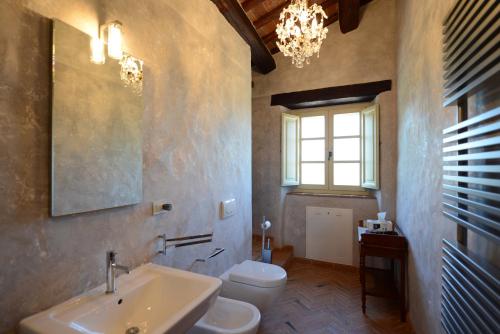 A bathroom at Villa Agazzi by PosarelliVillas