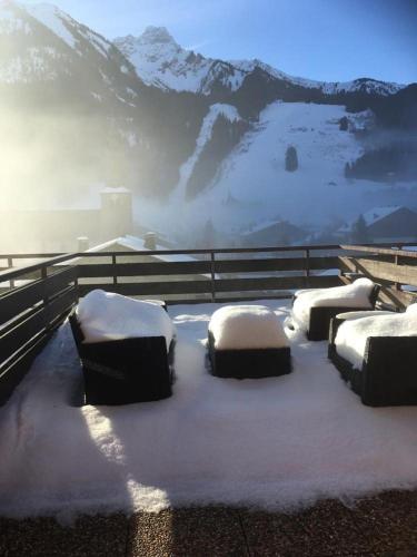 Updated cosy apartment, terrace, 10 mins to ski
