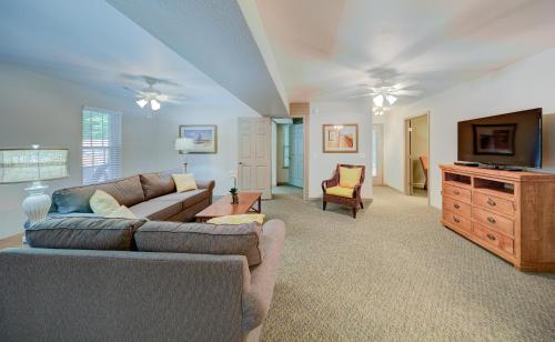 a living room with a couch and a tv at Hilton Vacation Club Beachwoods Kitty Hawk in Kitty Hawk