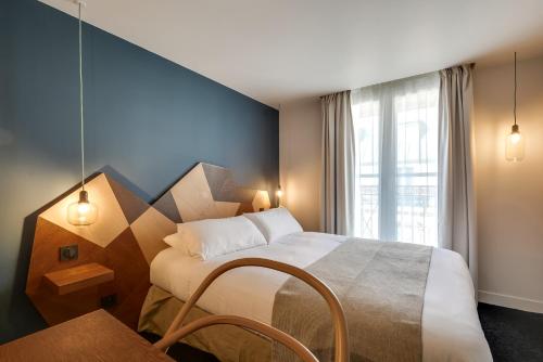 Un pat sau paturi într-o cameră la WIT Hotel