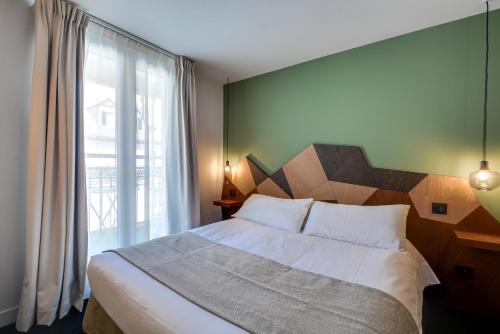 Una cama o camas en una habitación de WIT Hotel