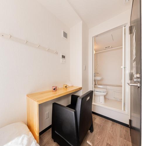a bedroom with a desk and a black chair at Louis stage showamachi in Tokyo