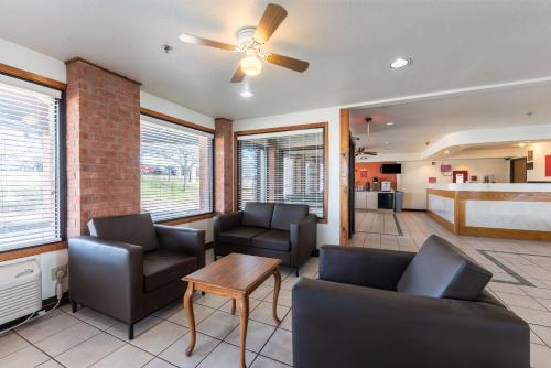 a living room with two chairs and a ceiling fan at Econo Lodge Inn & Suites Mckinney - Plano North in McKinney